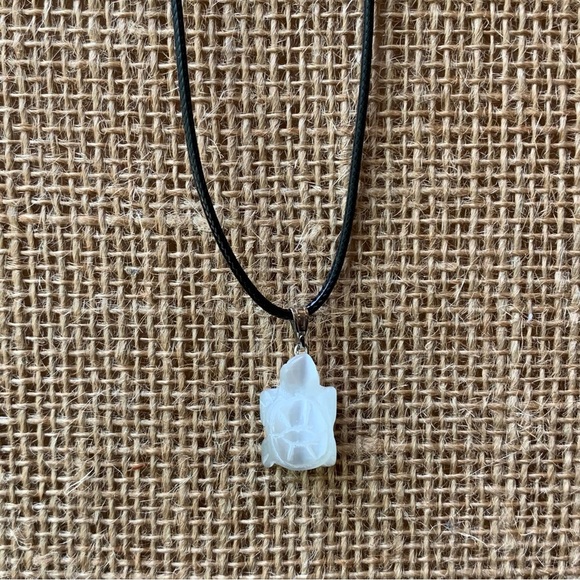 Shimmering White Cat's Eye Fiber Optic Glass Turtle Pendant Necklace Adjustable - Picture 8 of 11